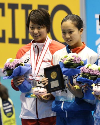 表彰式で笑顔の女子１００メートル平泳ぎ１位の渡部（右）と２位の鈴木
