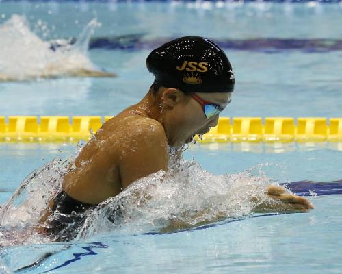＜日本選手権　女子１００メートル平泳ぎ決勝＞軽快な泳ぎを見せる渡部