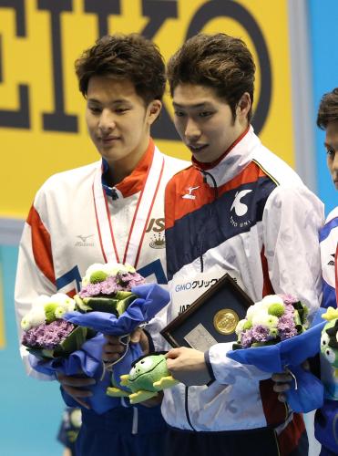 ＜日本選手権　男子４００メートル個人メドレー決勝＞表彰される２位の瀬戸（左）と１位の萩野