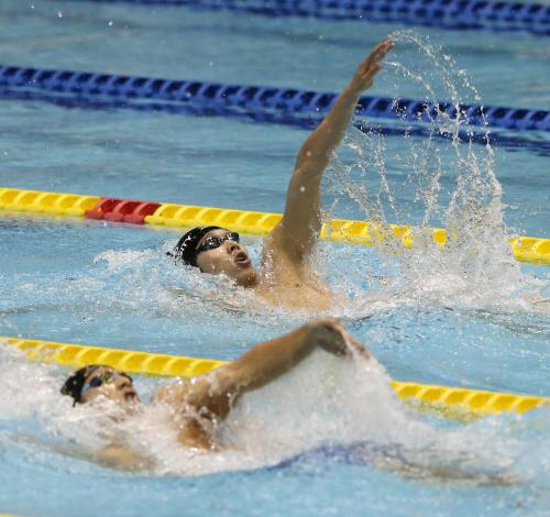 ＜日本選手権　男子４００メートル個人メドレー決勝＞背泳ぎで瀬戸（手前）を引き離す萩野