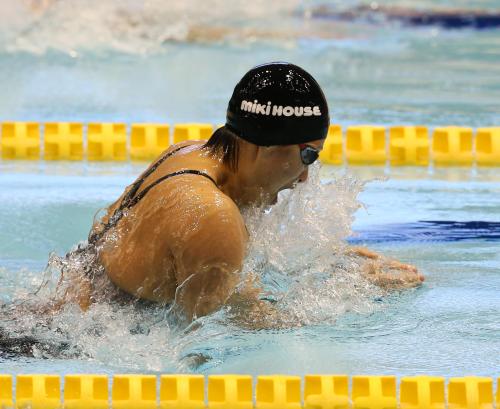 女子５０メートル平泳ぎで優勝した鈴木