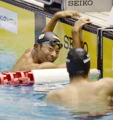 男子２００メートル背泳ぎで優勝し、笑顔の入江陵介。右は２位の萩野公介