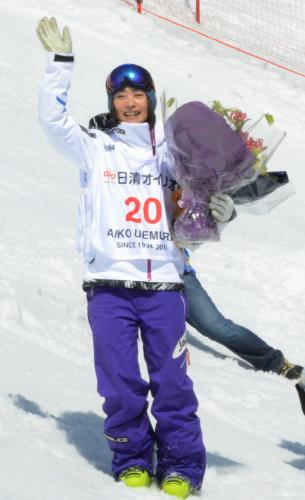 モーグルのコースで滑りを披露した後、ファンに向かって手を振る上村愛子さん