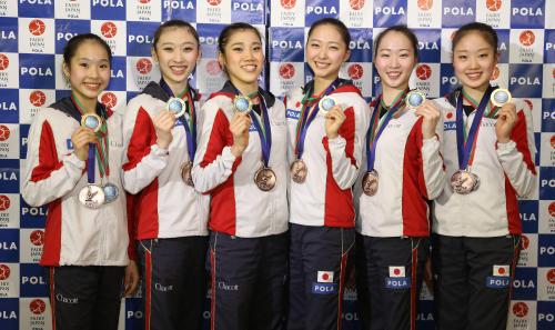メダルを手に笑顔の（左から）横田、国井、松原、畠山、杉本、熨斗谷のフェアリージャパンＰＯＬＡ