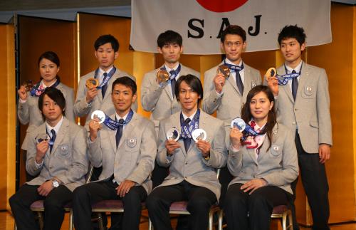 メダルを手に笑顔を見せる（前列左から）平野、渡部暁、葛西、竹内、（後列左から）小野塚、平岡、伊東、竹内、清水