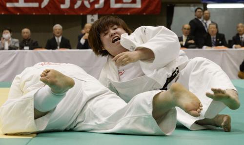 全日本女子柔道選手権決勝で田知本愛（左）に一本勝ちした山部佳苗