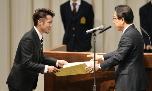関大の楠見晴重学長（右）から表彰を受けるフィギュアスケート男子の高橋大輔
