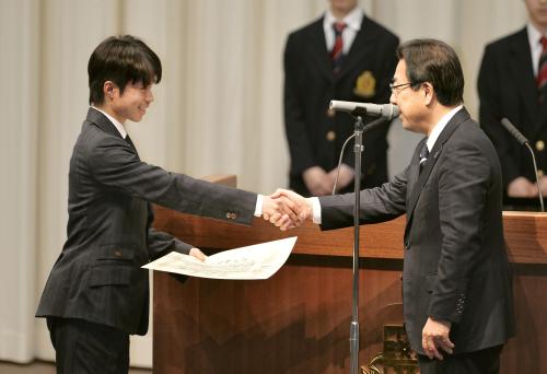 関大の楠見晴重学長（右）から表彰を受けるフィギュアスケート男子の町田樹
