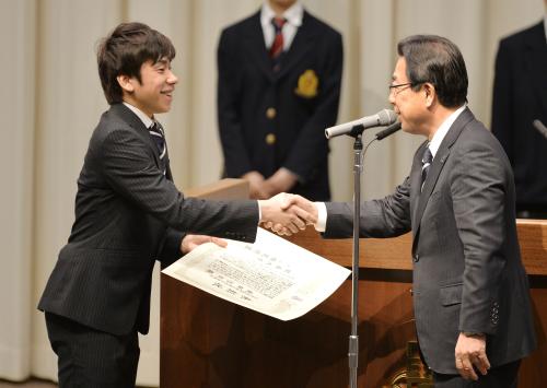 関大の楠見晴重学長（右）から表彰を受ける引退したフィギュアスケート男子の織田信成さん