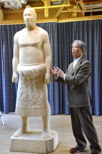 完成した大鵬像の原型と制作者の鎌田俊夫さん