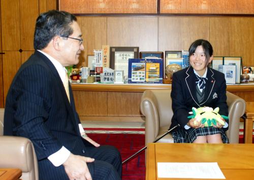 鹿児島県の伊藤祐一郎知事（左）に、女子プロゴルフツアー最年少優勝を報告する勝みなみ