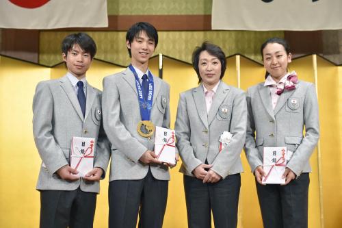 日本スケート連盟が開いた２０１３～14年シーズンの表彰祝賀会で、記念写真に納まる（左から）町田樹、羽生結弦、橋本聖子会長、浅田真央