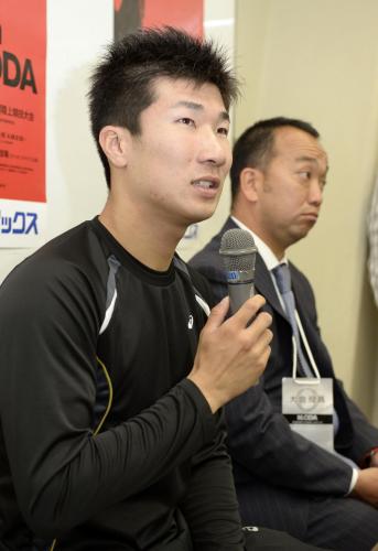 男子１００メートル決勝を棄権し、記者会見する桐生祥秀
