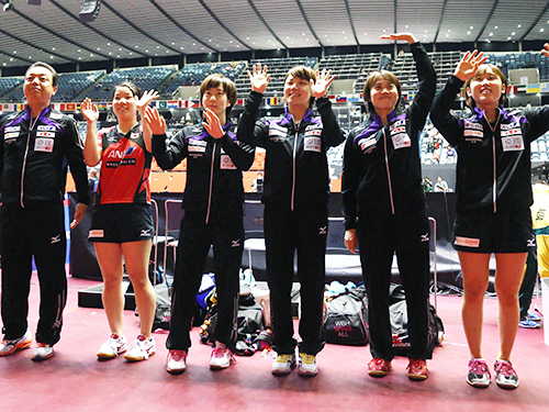 ＜日本・オーストラリア＞５連勝を飾った日本女子チーム（右から）田代、平野、石垣、石川、森、村上監督
