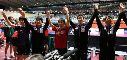 ＜世界卓球　男子準々決勝　日本・ポルトガル＞勝利を喜ぶ（左から）松平、岸川、丹羽、水谷、塩野
