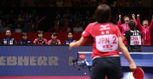 金メダルに喜ぶ中国チームを横目にがっくりと肩を落とす日本チーム