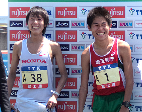 日本人トップの佐野（左）とレースを振り返る川内優輝
