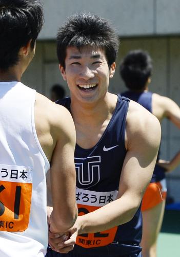 男子１００メートル決勝、１０秒０５で優勝し笑顔の桐生