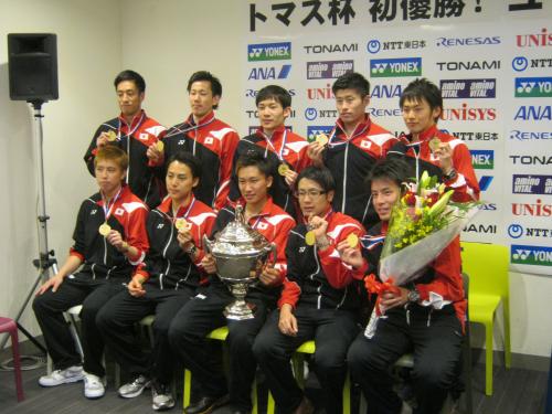 トマス杯金メダルを披露するバドミントン男子日本代表メンバー（前列左から）田児、上田、桃田、遠藤、早川（後列左から）平田、橋本、園田、佐々木、嘉村