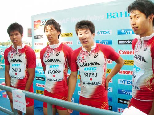 男子４００メートルリレーの予選後に取材に応じる（左から）大瀬戸一馬、高瀬慧、桐生祥秀、飯塚翔太