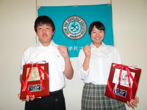 東北中学校ゴルフ選手権を制した米沢（左）と木村