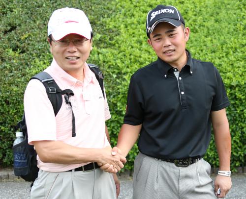 ＜日本プロゴルフ選手権　２日目＞北村晃一は１アンダーの好成績でで予選を突破し観戦に訪れた父・晴男氏（左）と笑顔で握手を交わす