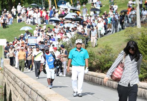 ＜日本プロゴルフ選手権　３日目＞小田孔明は大勢のギャラリーを引き連れラウンドする