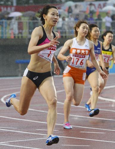 女子２００メートル決勝　23秒79で優勝した福島千里（手前）