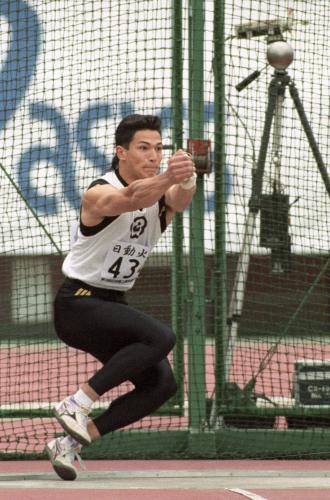 １９９５年６月、陸上日本選手権男子ハンマー投げで初優勝した室伏広治