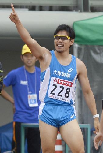 男子４００メートルで10連覇を達成し、観客の声援に応える金丸祐三
