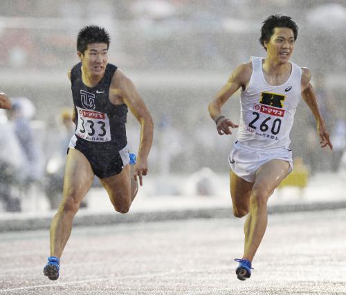 男子１００メートル決勝　10秒22で初優勝した桐生祥秀。右は２位の山県亮太