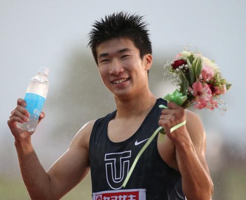 ＜陸上全日本選手権男子１００メートル決勝＞レースを制した桐生は花束を手にガッツポーズ