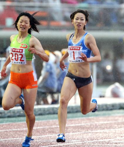 ＜陸上全日本選手権女子１００メートル決勝＞レースを制した福島。左は土井