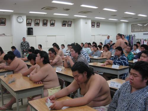 暴力団排除についての講習を受ける大相撲の新弟子たち