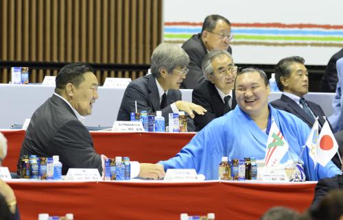 レスリングの全日本選抜の大会会場で、談笑する元横綱朝青龍のドルゴルスレン・ダグワドルジ氏（左）と横綱白鵬
