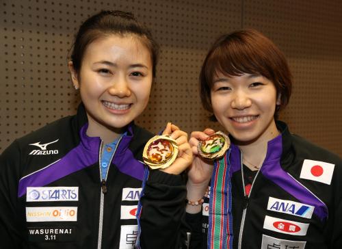 女子ダブルスで優勝し笑顔でメダルを見せる福原（左）若宮