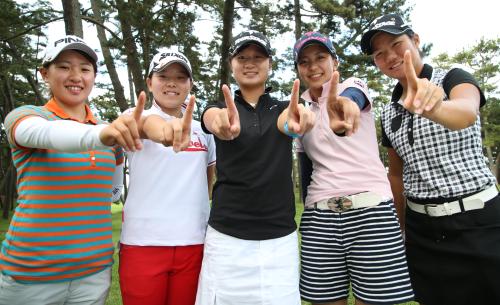 ＜日本女子アマチュアゴルフ選手権練習日＞優勝を狙い、「私が１番！」と笑顔でポーズを見せる最強アマチュア５人娘。（左から）永井花奈、勝みなみ、森田遥、堀琴音、松原由美