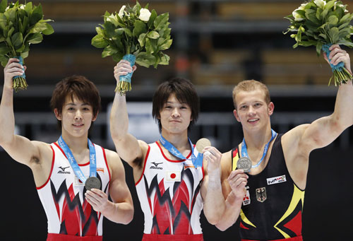 １３年世界選手権男子個人総合で４連覇を達成した内村（中央、左は加藤。１０月の同大会で主将を務める