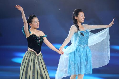 「アナと雪の女王」に扮した浅田真央（左）と浅田舞