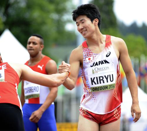 世界ジュニア陸上男子１００メートル予選　準決勝進出を決め、笑顔を見せる桐生祥秀