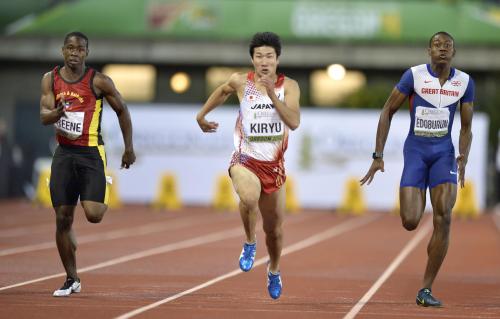 世界ジュニア陸上男子１００メートル決勝　10秒34で３位になった桐生祥秀（中央）