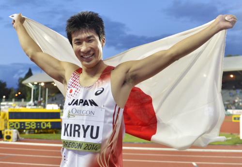 世界ジュニア陸上男子１００メートル決勝で３位になり、喜ぶ桐生祥秀