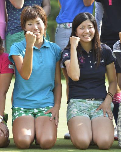 女子ゴルフのプロテストに合格し、ポーズをとる山田成美（左）と堀琴音