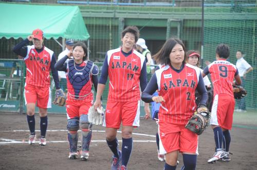 大垣国際大会で野球日本代表「侍ジャパン」と共通ロゴの新ユニホームをお披露目した上野（中央）峰（手前右）ら