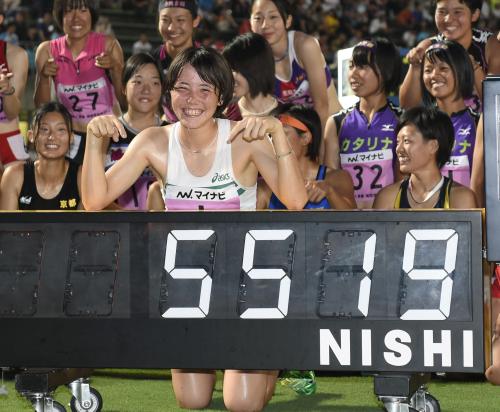 女子七種競技で５５１９点の日本ジュニア新をマークし、笑顔の京都文教・ヘンプヒル恵
