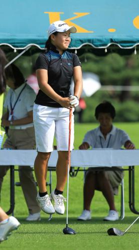 ＜日本ジュニアゴルフ選手権２日目＞スタート前、ジャンプして体をほぐす畑岡奈紗