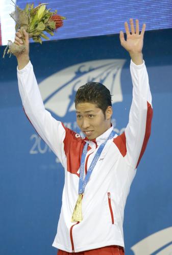 パンパシ水泳男子４００メートル個人メドレーで優勝し、表彰式で声援に応える萩野公介