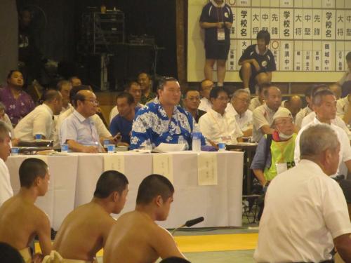 全国中学相撲選手権を視察する白鵬