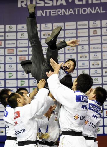 柔道世界選手権男子団体で優勝し、選手に胴上げされる井上康生監督