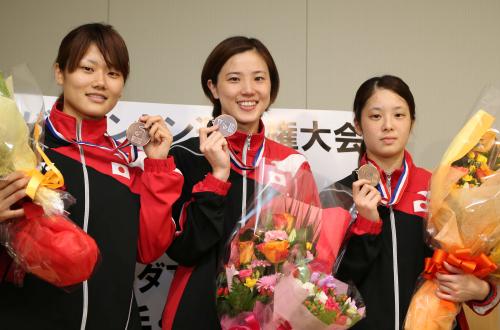 バドミントン日本代表が世界選手権から帰国、獲得した銅メダルを手に笑顔の（左から）女子ダブルス垣岩令佳、前田美順ペア、同シングルス・三谷美菜津